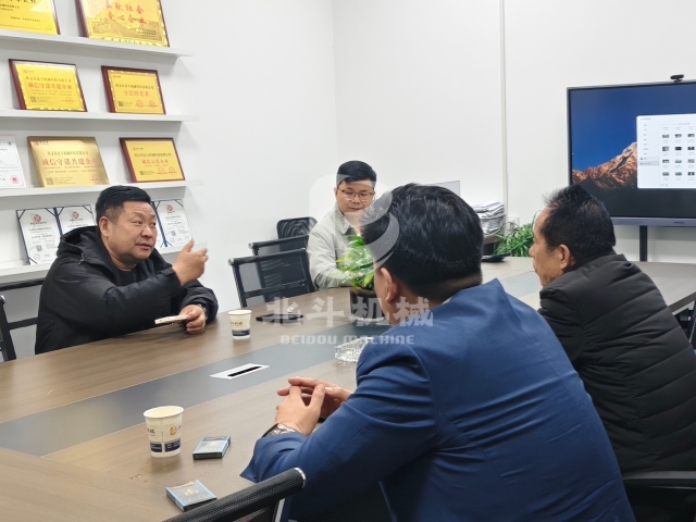 接待客戶來訪 詳細講解炭化爐工藝